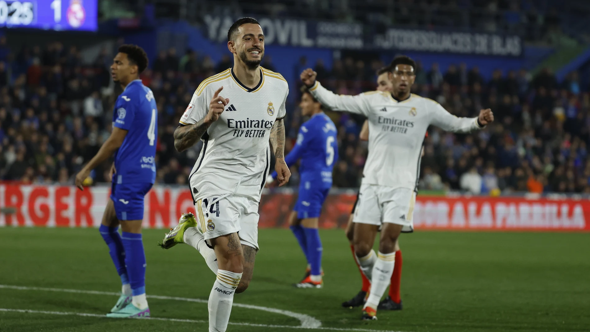 Joselu celebra uno de sus dos goles al Getafe