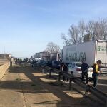 Agricultores cortan la autovía A-6 a la altura Paradores de Castrogonzalo