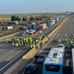 Agricultores cortan la autovía A-6 a la altura Paradores de Castrogonzalo