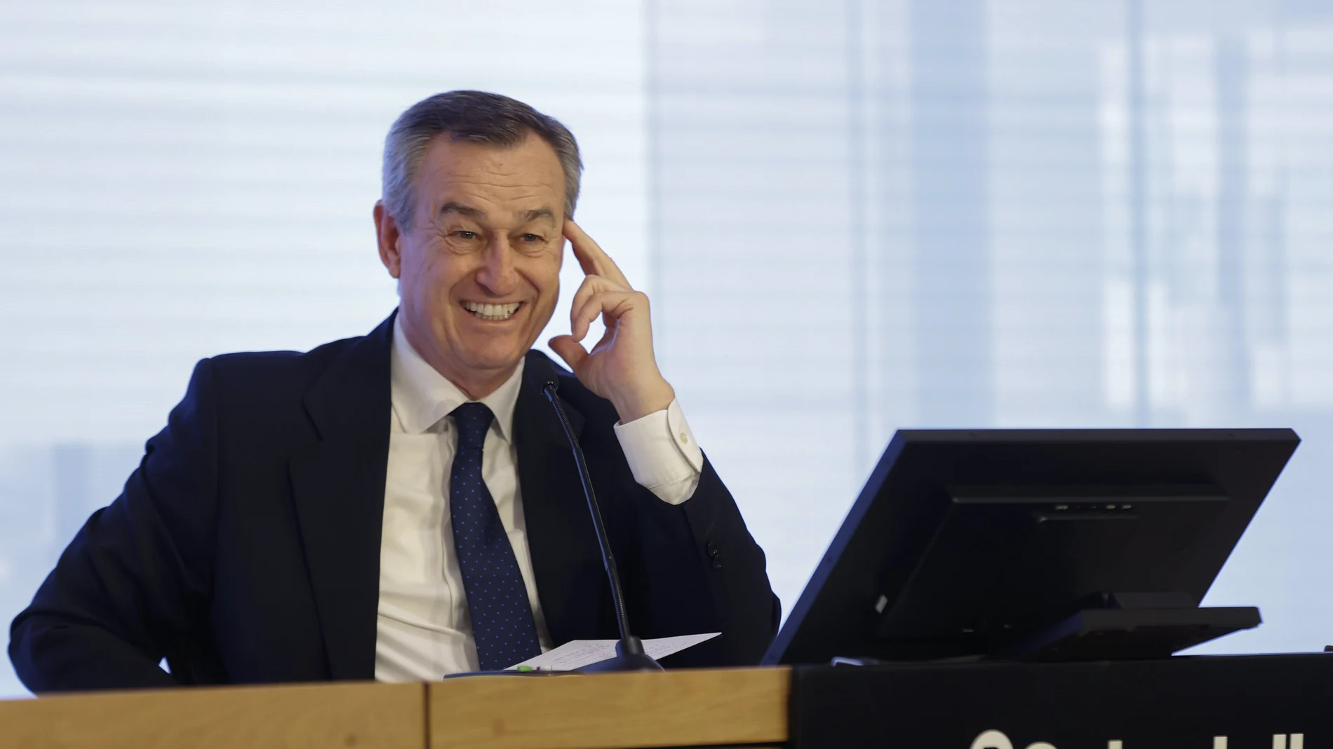 GRAFCAT9077. BARCELONA, 01/02/2024.- El consejero delegado de Banco Sabadell, César González-Bueno, durante la rueda de prensa de presentación de los resultados del ejercicio 2023, que el Banco Sabadell cerró con unas ganancias de 1.332 millones de euros, un 55,1 % más que en 2022, impulsado por factores como la subida de tipos, un resultado que supone el mejor en la historia de la entidad. EFE/Toni Albir