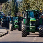 Medio centenar de tractores marchan por Valladolid para hacer ver los problemas del campo