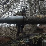 Un soldado ucraniano se prepara para disparar contra las líneas rusas en Lugansk