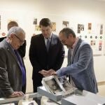 Mañueco y Santonja durante el acto de entrega del archivo documental a la Usal