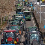 Medio centenar de tractores marchan por Valladolid para hacer ver los problemas del campo