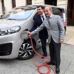 El presidente del Consejo de Administración de Sodebur, Carlos Gallo y el vicepresidente de la Diputación Provincial, Ramiro Ibáñez, presentan el proyecto