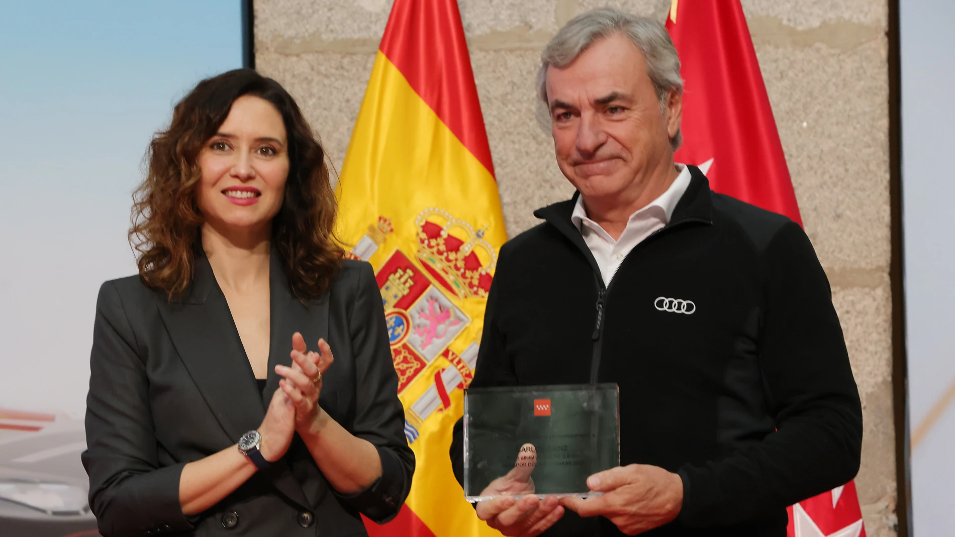 Ayuso homenajea a Carlos Sainz tras su triunfo en el Dakar.