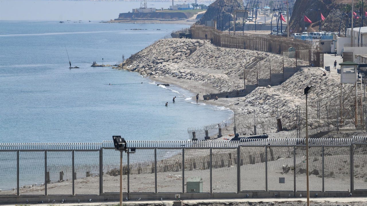 Rescatan a una docena de migrantes que entraban a nado en Ceuta desde Marruecos