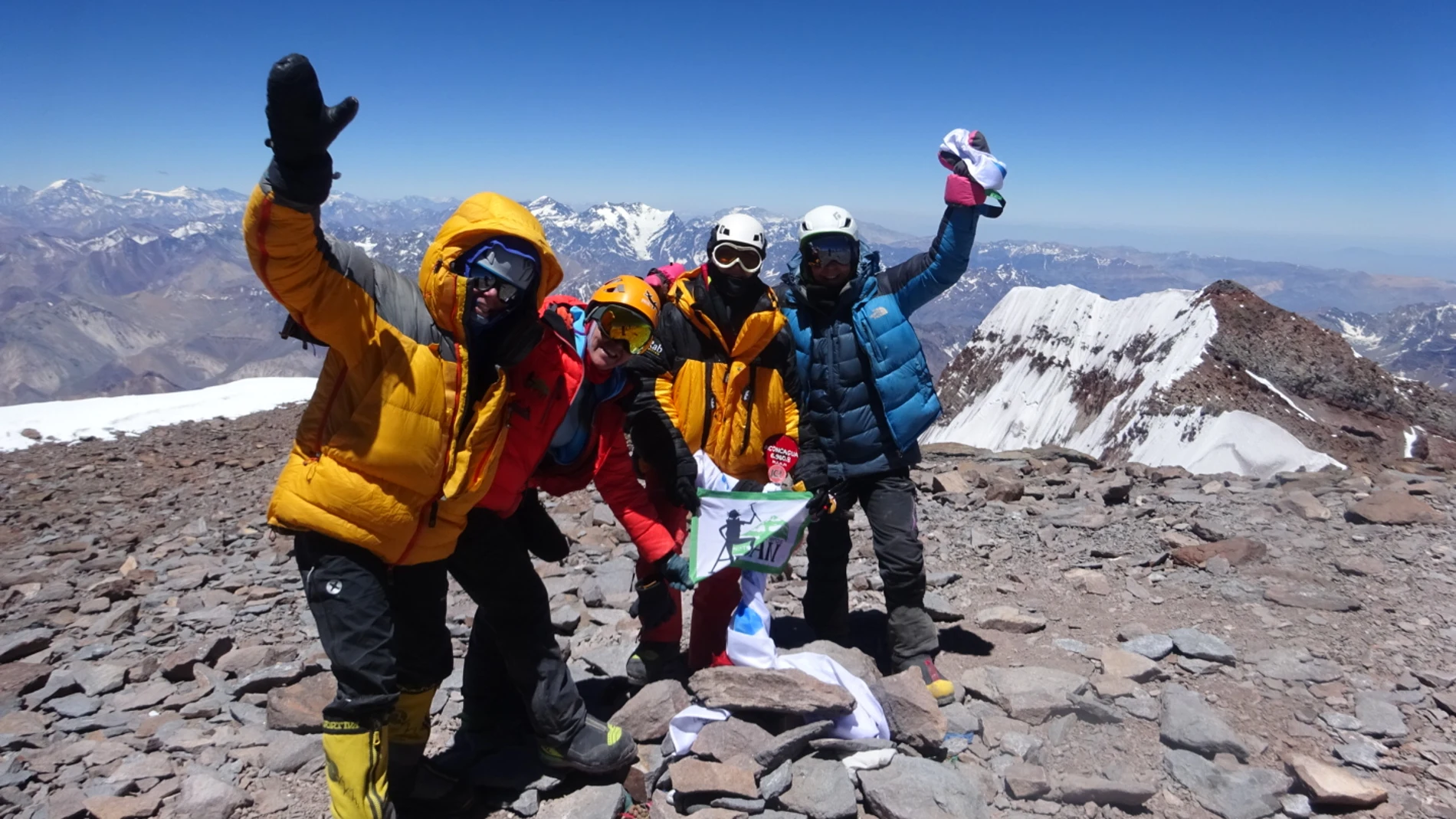 La himalayista Marta Alejandre y las montañeras de Adebán Ana Bravo, Astrid García y Maite Pariente (de izda a dcha.), en la cima del Aconcagua