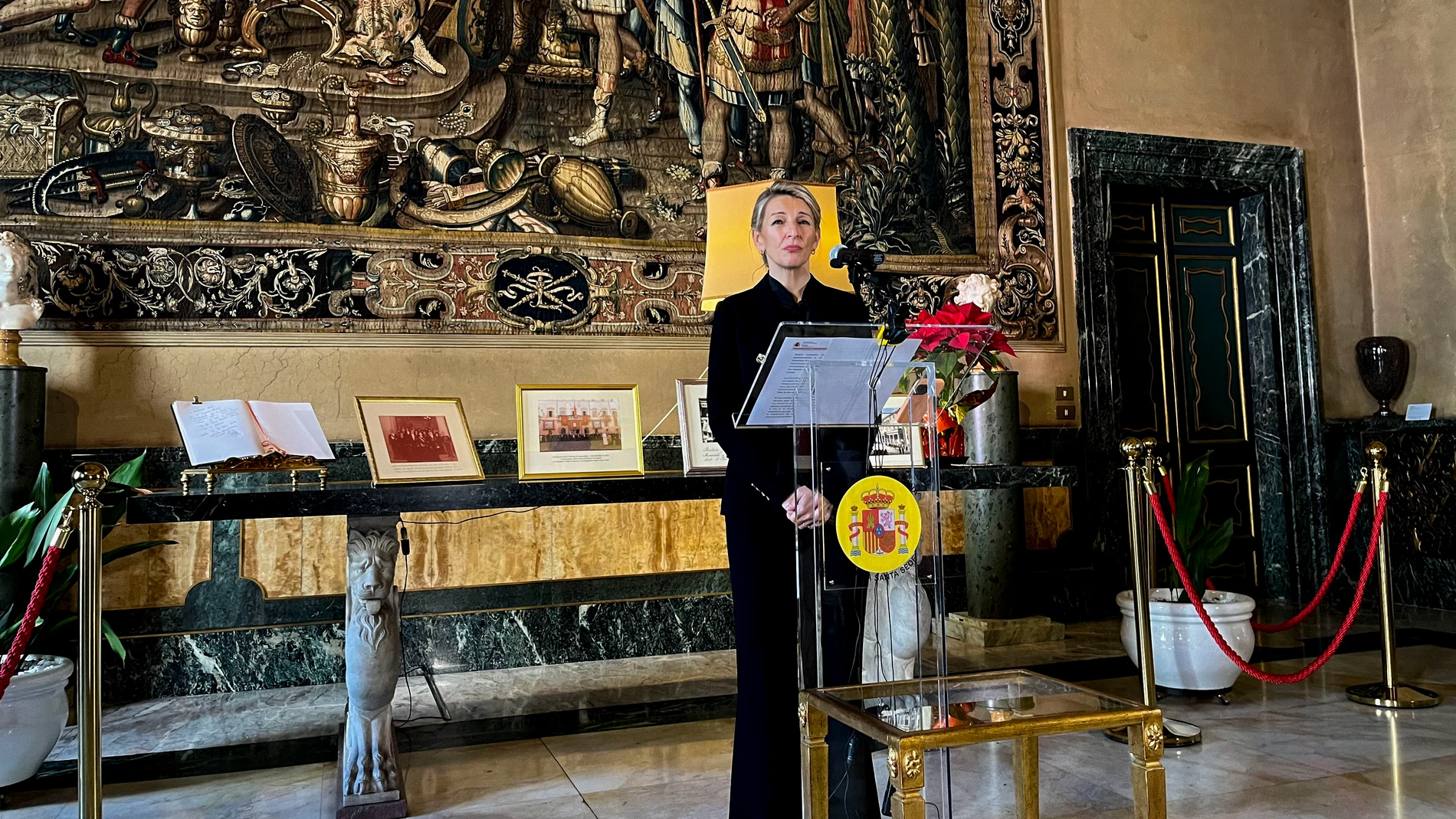 GRAF6171. Roma (Italia), 02/02/2024.- La vicepresidenta segunda y ministra de Trabajo y Economía Social, Yolanda Díaz, atiende a los medios en la embajada de España ante la Santa Sede en Roma, tras la audiencia que mantuvo con el papa Francisco este viernes. EFE/ Miguel Salvatierra