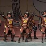 Una chirigota durante su actuación, en el Teatro Falla de Cádiz