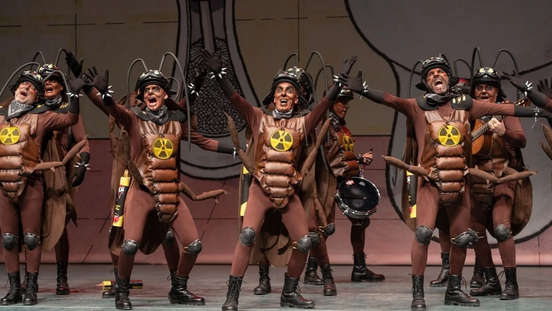Una chirigota durante su actuación, en el Teatro Falla de Cádiz