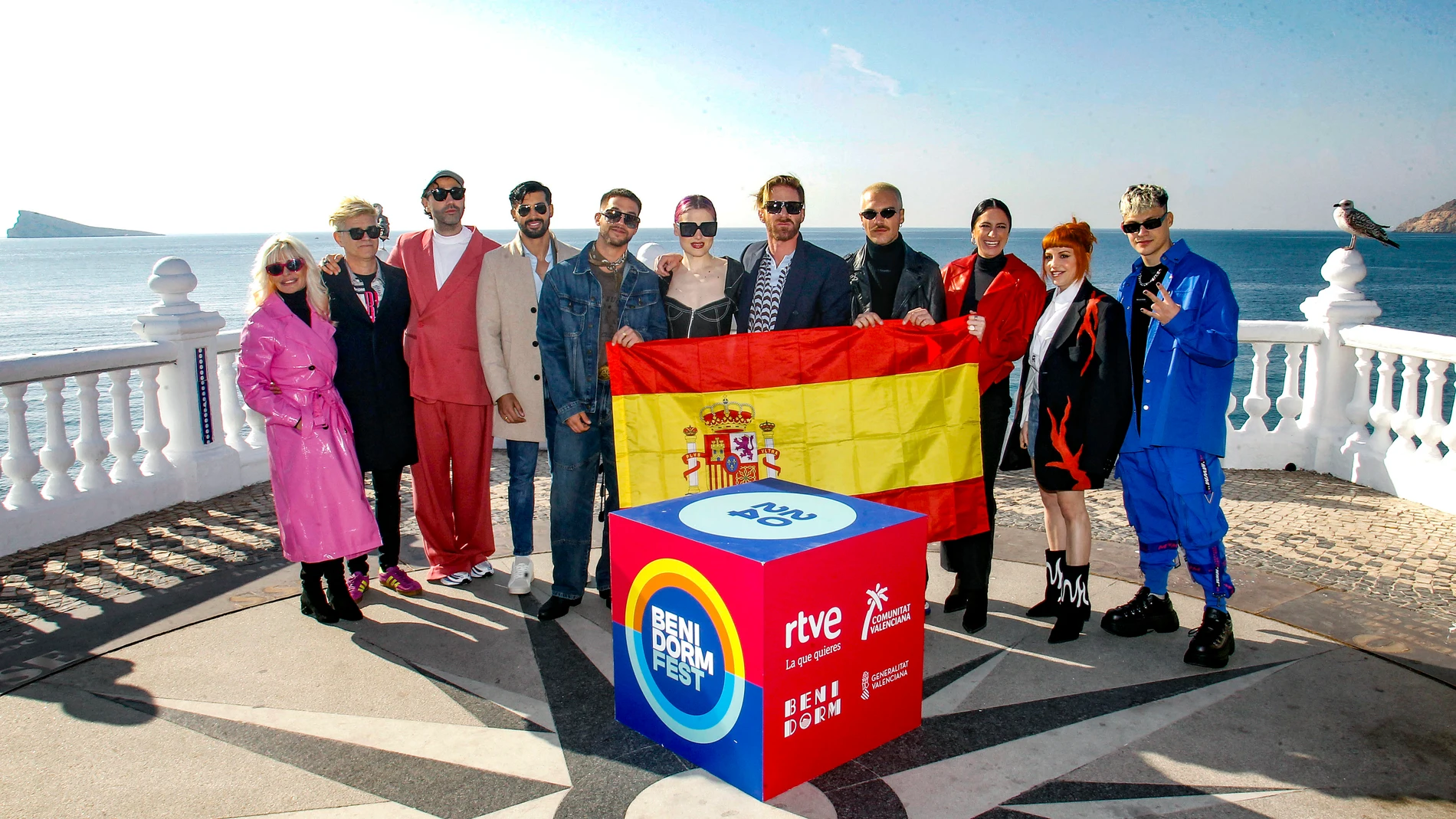. BENIDORM (ALICANTE), 02/02/2024.- Los ocho artistas que participarán en la gran final de este sábado del Benidor Fest 2024 posan durante el sorteo de su puesto de actuación en la misma. EFE/Pep Morell
