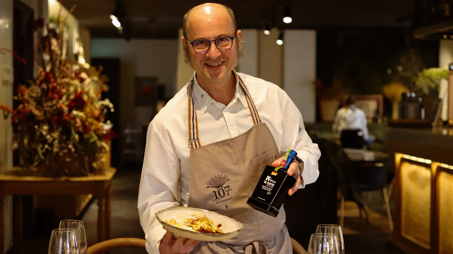 El chef Joaquín Felipe en Atocha 107, con aceite Finca La Torre