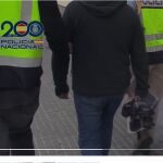 El terrorista es conducido por agentes de la Policía Nacional