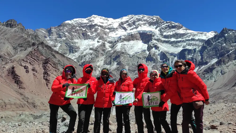 La expedición de Montañeras Adebán, con el Aconcagua a sus espaldas
