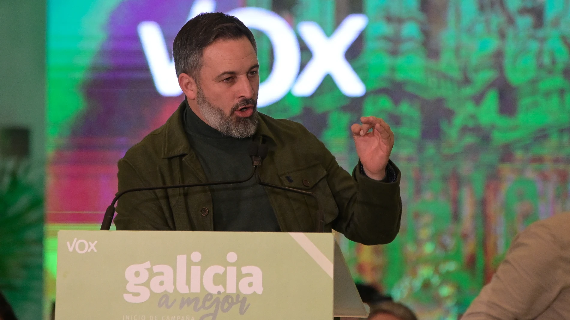 El presidente de Vox, Santiago Abascal, interviene durante el inicio de campaña electoral, a 2 de febrero de 2024, en A Coruña, Galicia, (España). El cabeza de lista por Pontevedra, Álvaro Díaz-Mella, es el elegido por el partido como aspirante a la Xunta. La dirección de VOX ha ratificado su decisión de presentar candidatos en las cuatro provincias gallegas. 02 FEBRERO 2024;ELECCIONES;CAMPAÑA;GALLEGOS;COMICIOS;VOX;ABASCAL;CANDIDATO; M. Dylan / Europa Press 02/02/2024