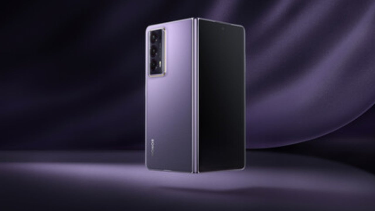 Dos pantallas OLED a 120 Hz, 16 GB de RAM y 5 cámaras: así es el móvil plegable que hunde su precio