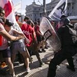 Argentina.- Crecen las tensiones en las inmediaciones del Congreso argentino tras la aprobación de la ley 'ómnibus'