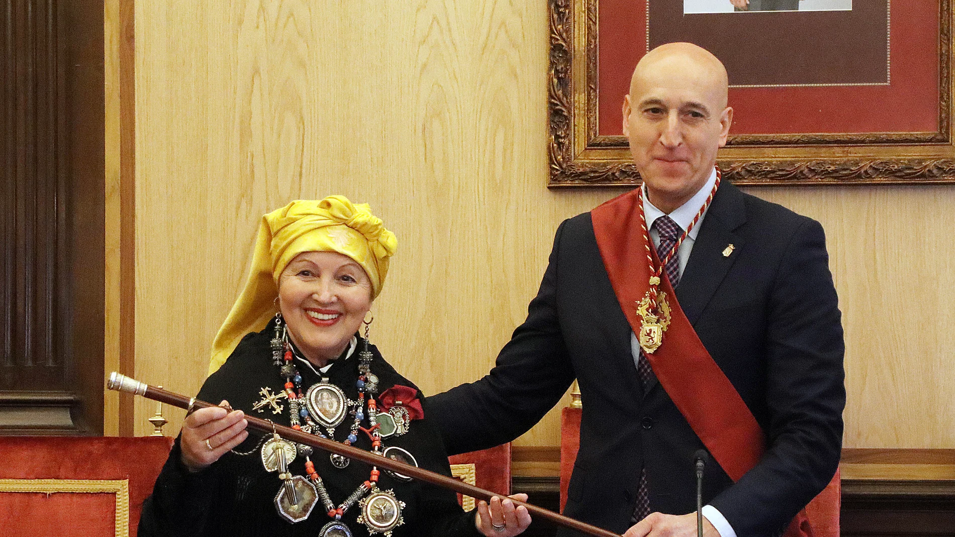 El alcalde de León, José Antonio Diez, entrega el bastón de mando a la Águeda de Honor