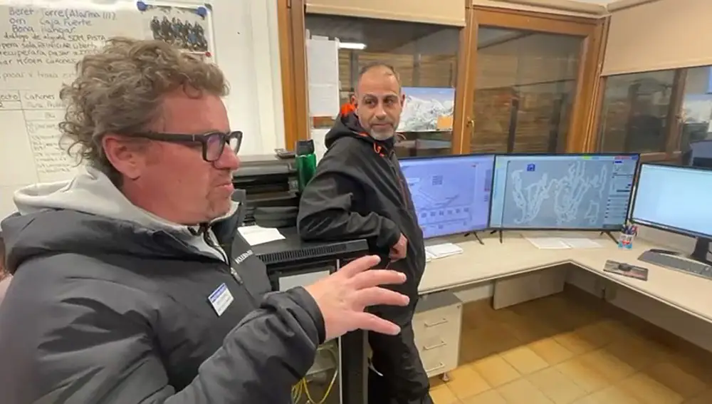 Xavier Ubeira (Director Comercial Baqueira Beret) y Quiri Peró (equipo de producción nieve) en el corazón del centro de control de producción de nieve de Baqueira Beret