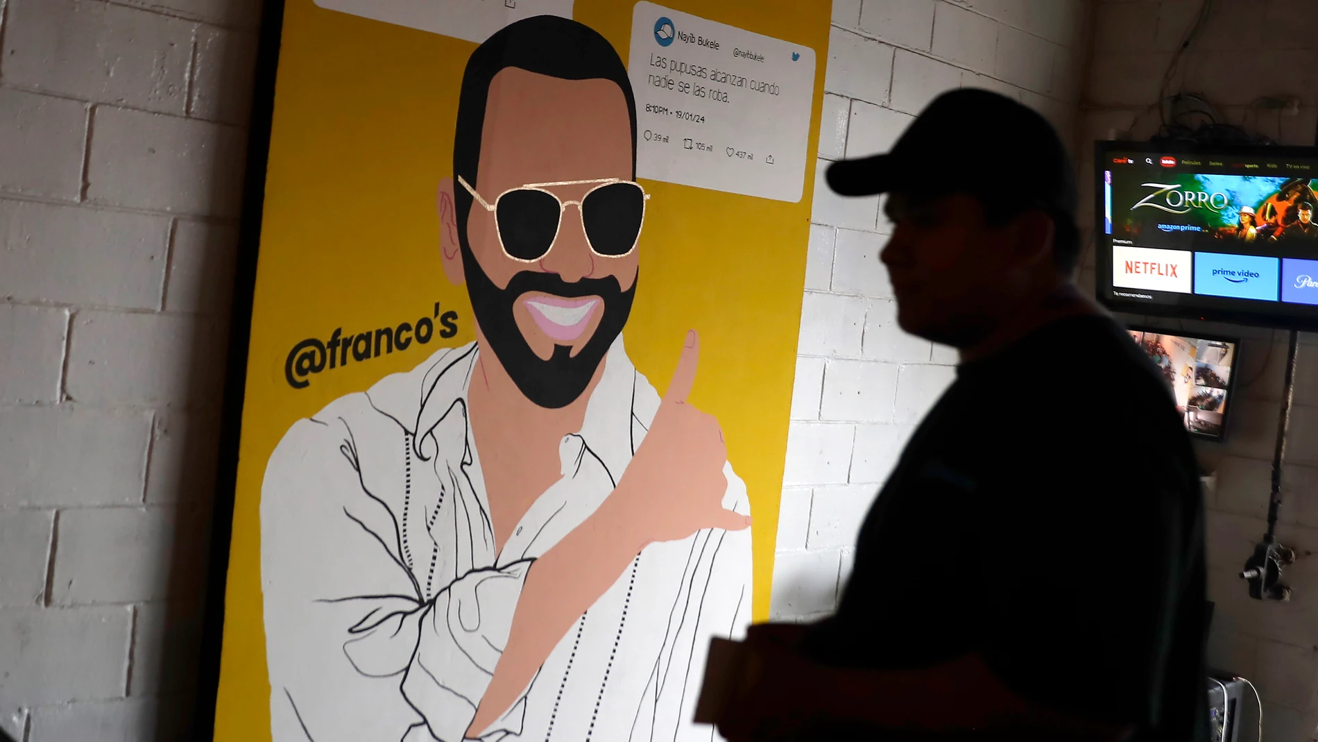 ES6001.SAN SALVADOR (EL SALVADOR) 3/02/2024.- Fotografía que muestra una imagen alusiva al presidente Nayib Bukele exhibida en una cafetería, hoy en San Salvador (El Salvador). El Salvador cumple este sábado cinco años de las elecciones presidenciales de 2019 que generaron un terremoto político en el país centroamericano y llevaron al poder a Nayib Bukele, quien el domingo se presentará a la reelección a pesar de la prohibición constitucional. EFE/Rodrigo Sura