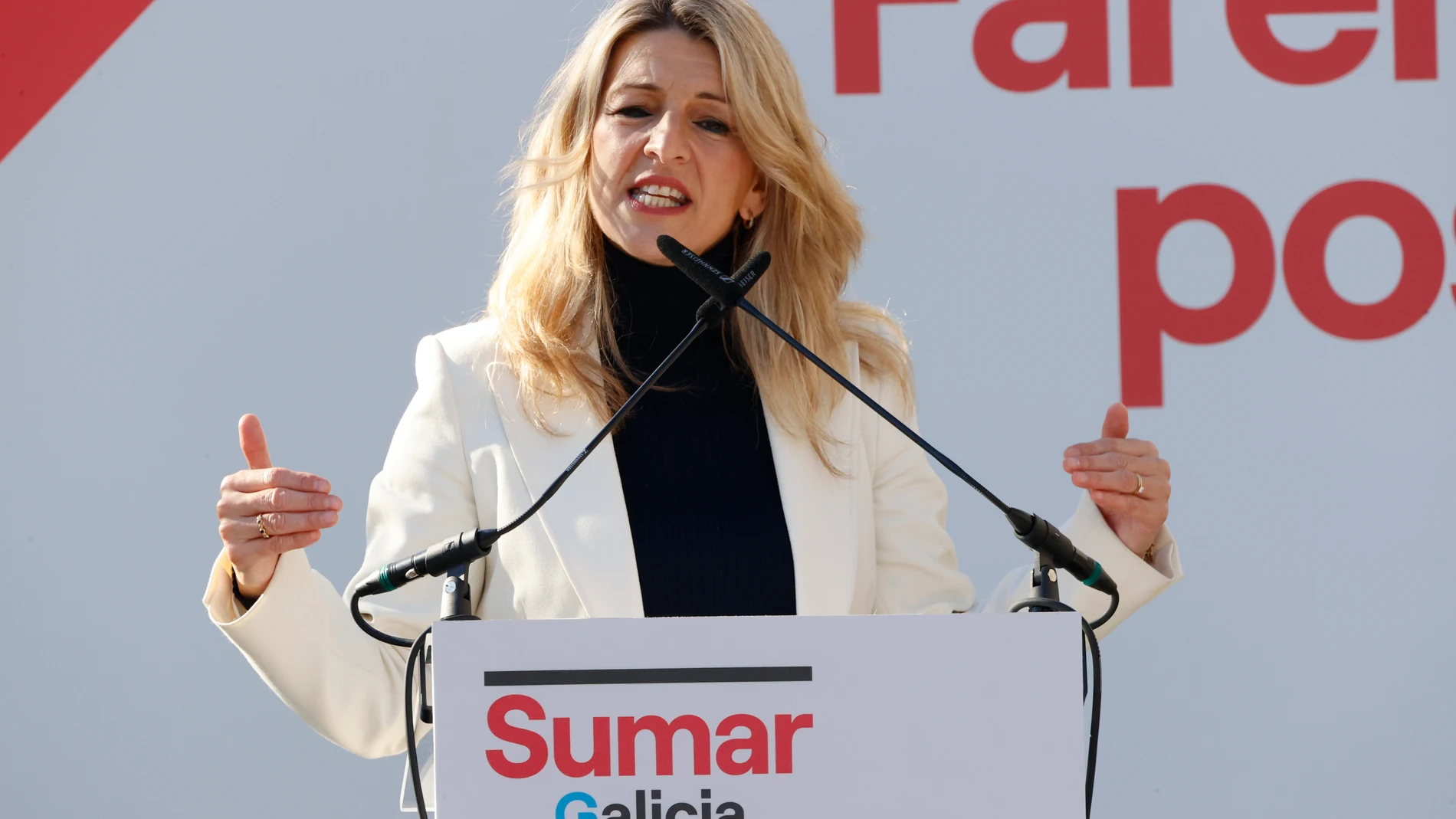 FERROL (A CORUÑA), 03/02/2024.- La vicepresidenta segunda del Gobierno y líder de Sumar, Yolanda Díaz, durante su intervención este sábado en un mitin en Ferrol con la candidata a la presidencia de la Xunta de Galicia Marta Lois, el portavoz de Sumar en el congreso Íñigo Errejón y el exalcalde de Ferrol Jorge Suarez. EFE/Kiko Delgado