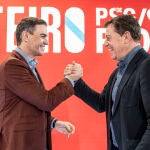 El secretario general del PSOE y presidente del Gobierno, Pedro Sánchez, en un acto de campaña en Ourense junto al candidato a la Presidencia José Ramón Gómez Besteiro