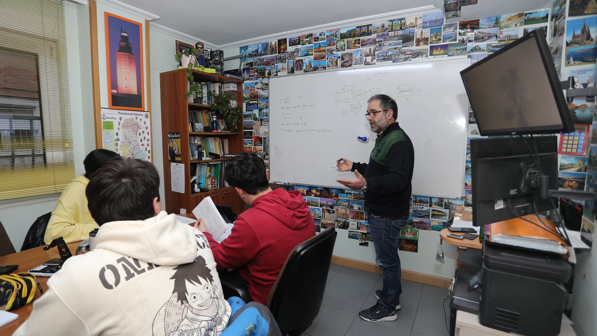 El profesor Eugenio imparte una clase de matemáticas en su academia de la capital palentina