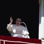 El Papa insta a superar "las divisiones ideológicas" en el debate del aborto o la eutanasia