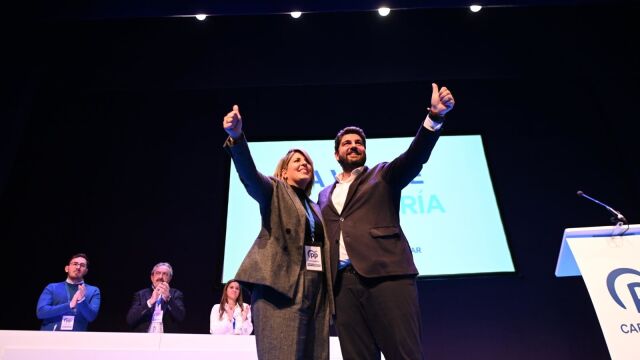 Fernando López Miras arropando a Noelia Arroyo, presidenta del PP de Cartagena
