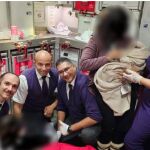 La tripulación que colaboró para que el parto se desarrollara sin problemas