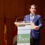 El presidente de la Junta, Alfonso Fernández Mañueco, en un encuetro organizado por AECC