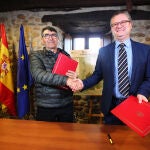 Gerardo Dueñas, junto al presidente de la Comunidad de Regantes del Canal Bajo del Bierzo, José Luis Prada