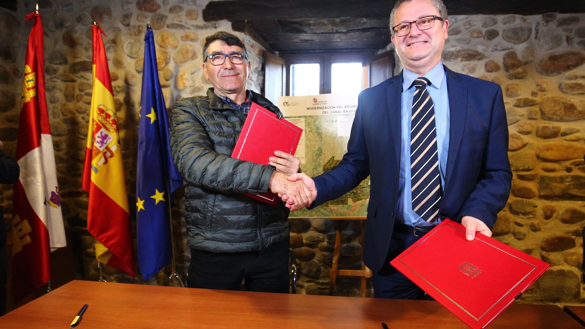 Gerardo Dueñas, junto al presidente de la Comunidad de Regantes del Canal Bajo del Bierzo, José Luis Prada