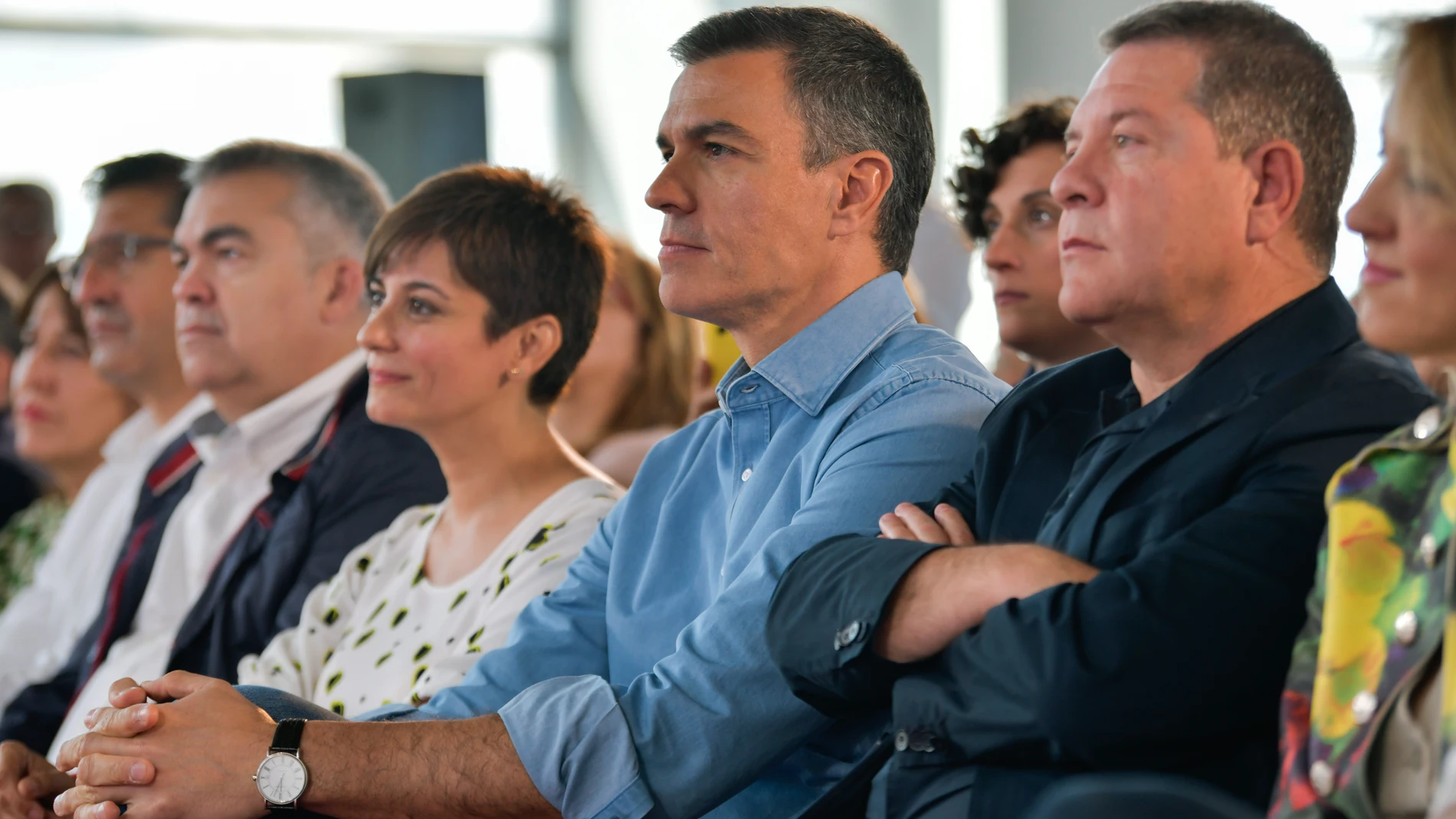 El presidente del gobierno de España y secretario general del PSOE, Pedro Sánchez (c), durante un acto de campaña del PSOE junto al presidente de Castilla-La Mancha, Emiliano García-Page