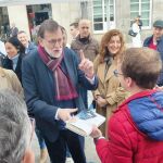Rajoy saluda a un joven durante el paseo de esta mañana. 