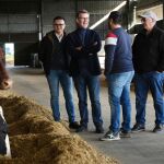 El líder del PP, Alberto Núñez Feijóo, en una explotación agraria de Lalín (Pontevedra).