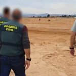 Agentes del SEPRONA investigan sobre el terreno
