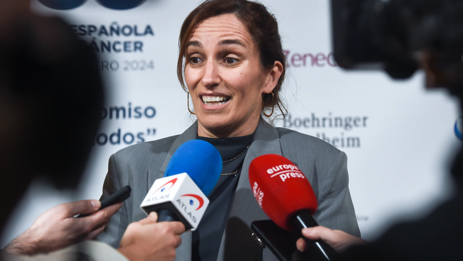 La ministra de Sanidad, Mónica García, ofrece declaraciones a los medios a su llegada a participar en el acto de clausura de la VI Cumbre Española contra el Cáncer, en el Ateneo de Madrid, a 5 de febrero de 2024, en Madrid (España). El encuentro ha sido organizado por el Grupo Español de Pacientes con Cáncer (GEPAC) con el fin de abordar los retos en materia de cáncer a los que se enfrenta el sector de la salud en España, mediante tres mesas de debate con diferentes temas de actualidad.05 F...