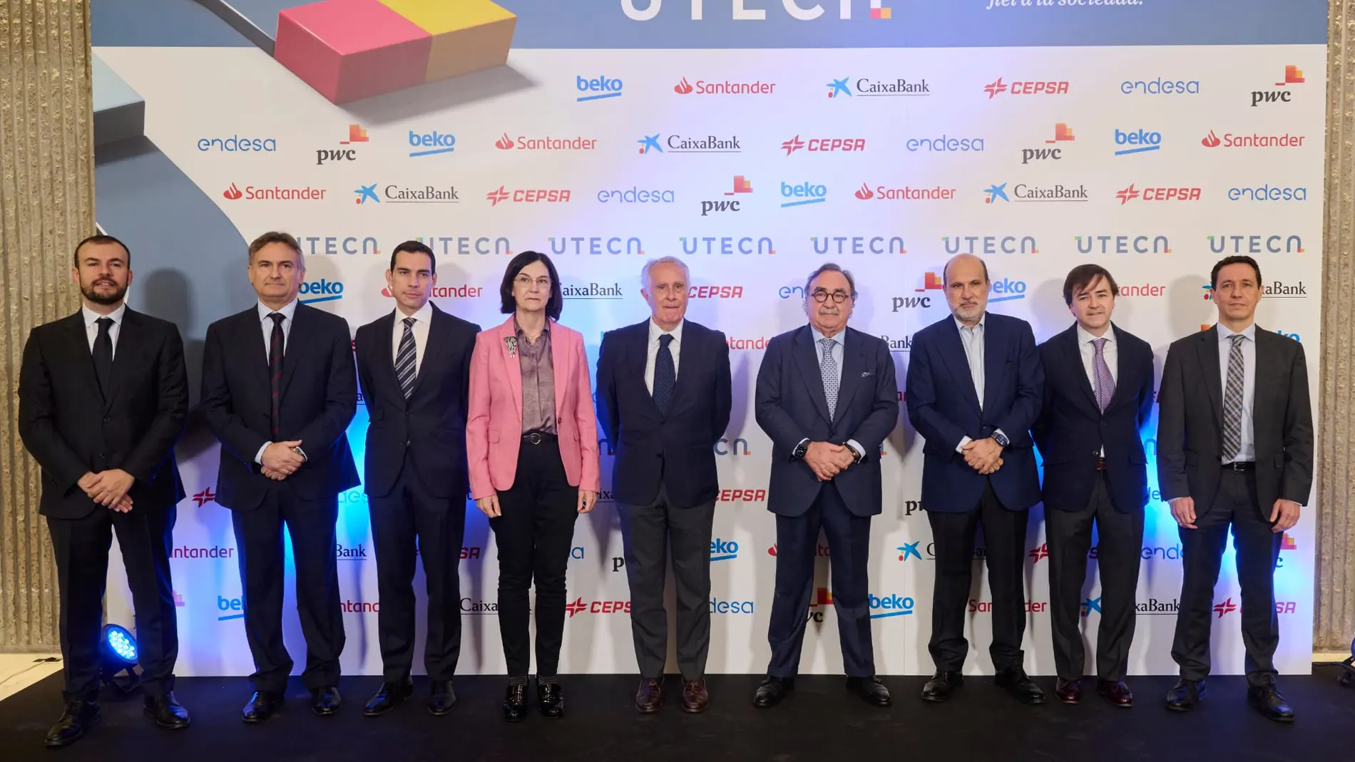 La presidenta de la CNMC, Cani Fernández, con los asociados de UTECA: Carlos Ocaña, director general adjunto de Real Madrid TV; Marco Pompignoli, presidente de Unidad Editorial; Pablo Pereiro, presidente de NET; Eduardo Olano, presidente de UTECA; Blas Herrero Fernández, presidente del Grupo Kiss Media; Javier Bardají, CEO de Atresmedia; Blas Herrero Vallina, director general Grupo Kiss Media, y Miguel Langle, de la comisión jurídica de UTECA