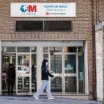 Una mujer con mascarilla en la puerta del centro de salud Martín de Vargas