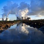 Varias columnas de humo se desprenden de la planta de Neurath en Bergheim (Alemania) 