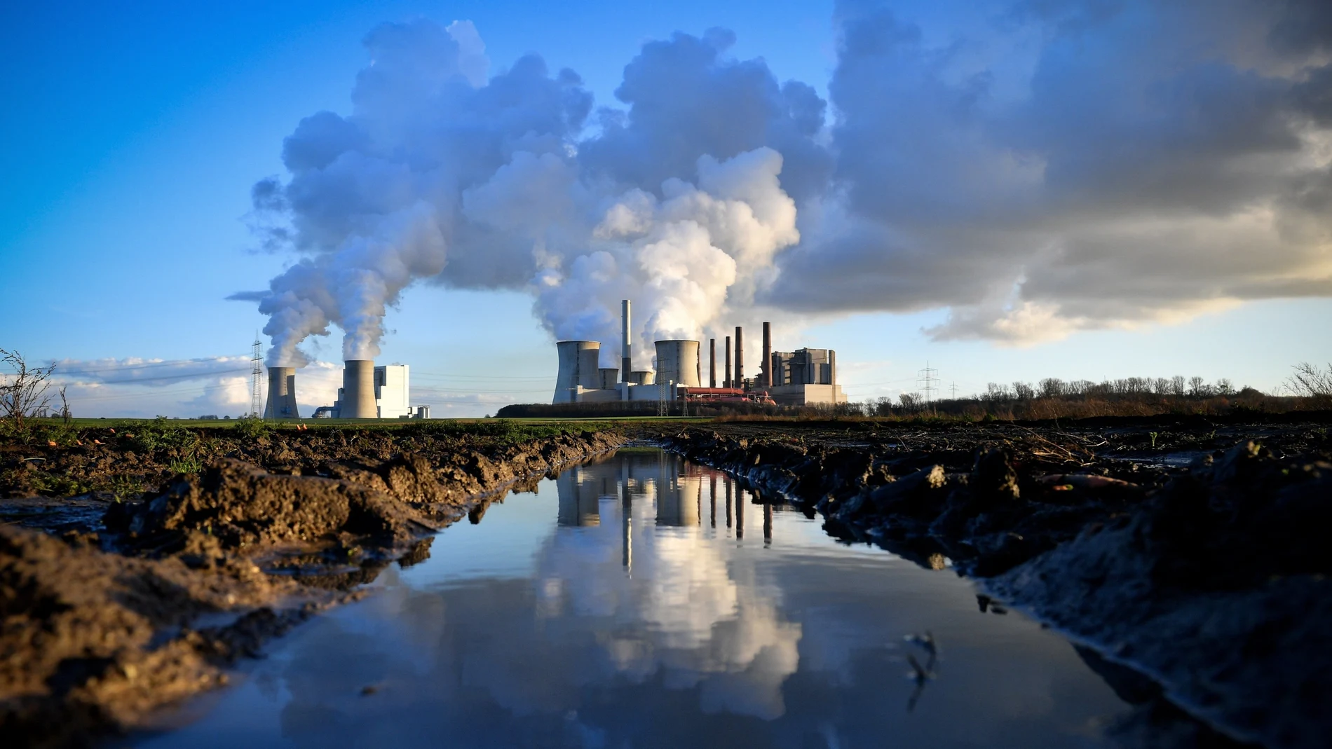 Varias columnas de humo se desprenden de la planta de Neurath en Bergheim (Alemania)