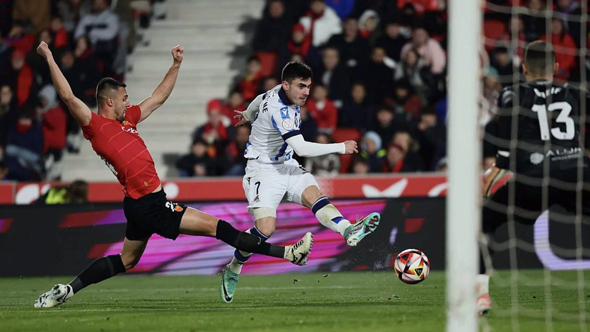 Barrenetxea intenta el remate en el Mallorca-Real Sociedad