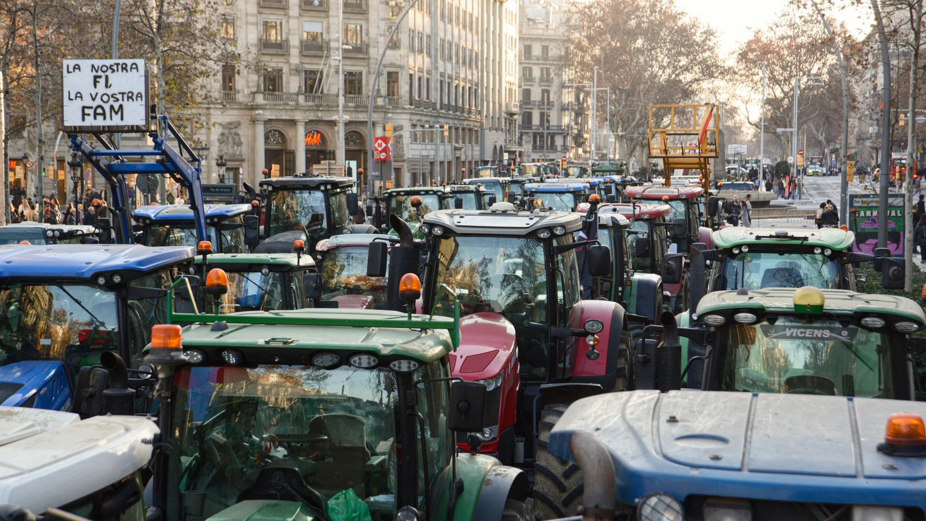 Varios tractores de agricultores durante una manifestación en la segunda jornada de protestas, a 7 de febrero de 2024 en Barcelona, Catalunya (España). Agricultores y ganaderos de toda España han sacado sus tractores a las carreteras por segunda jornada consecutiva para pedir mejoras en el sector, entre ellas exigir ayudas para afrontar las sequías que sufre el campo. Además, protestan contra las políticas europeas y su falta de rentabilidad. En el caso de Vitoria, la tractorada ha sido convo...