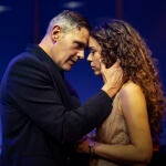 Roberto Enríquez y María Ramos, en el escenario de la Sala Max Aub