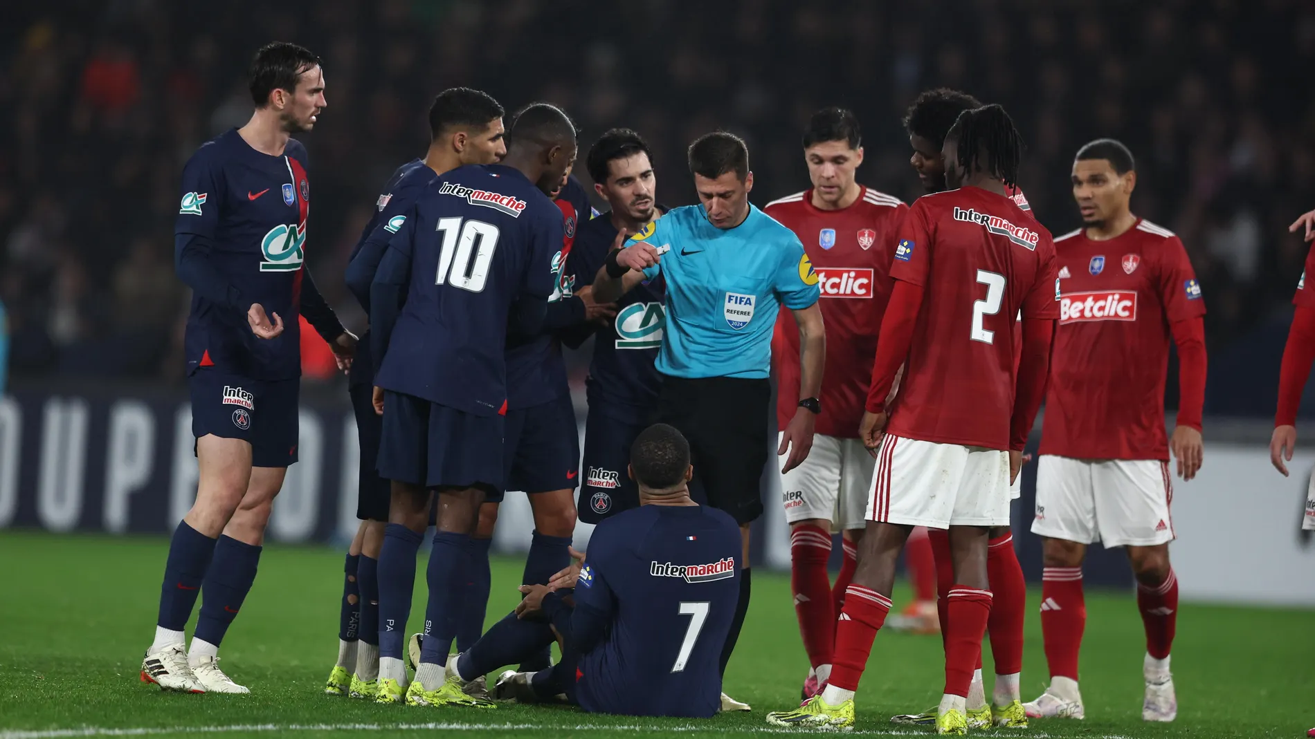 Paris (France), 07/02/2024.- Paris Saint Germain's Kylian Mbappe (down) reacts during the Coupe de France round of 16 soccer match between Paris Saint Germain (PSG) and Brest at Parc des Princes in Paris, France, 07 February 2024. (Francia) EFE/EPA/Mohammed Badra