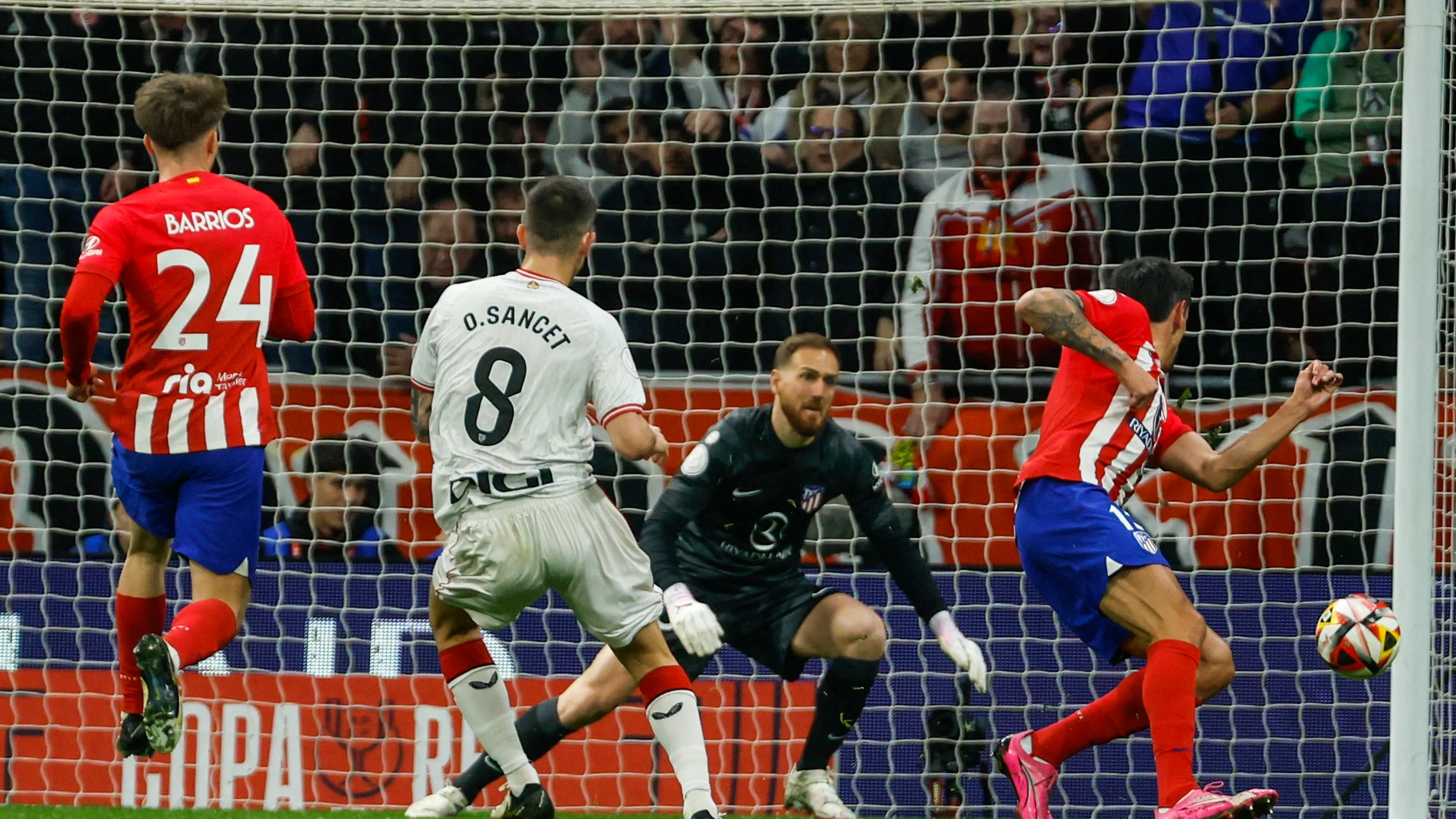 MADRID, 07/02/2024.- El guardameta del Atlético de Madrid Jan Oblak (2d) intenta detener un disparo durante el partido de ida de la Copa del Rey que Atlético de Madrid y Athletic Club de Bilbao disputan este miércoles en el estadio Metropolitano. EFE/Juanjo Martín