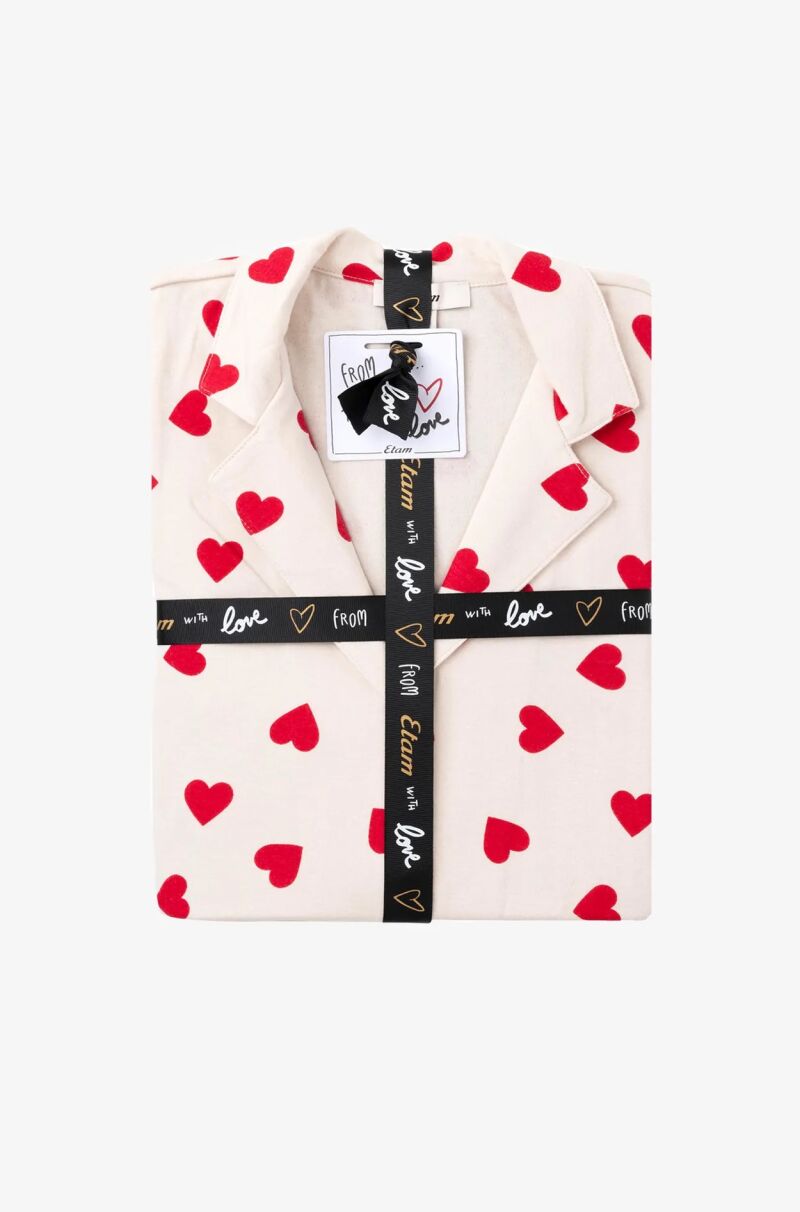 Pijama de corazones.