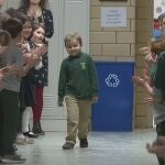 Niño que venció al cáncer es recibido como un héroe en su colegio 